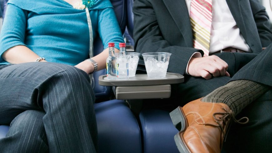 Flight attendant reveals her elbow rest strategy when sitting in the middle seat of a plane --[Reported by Umva mag]