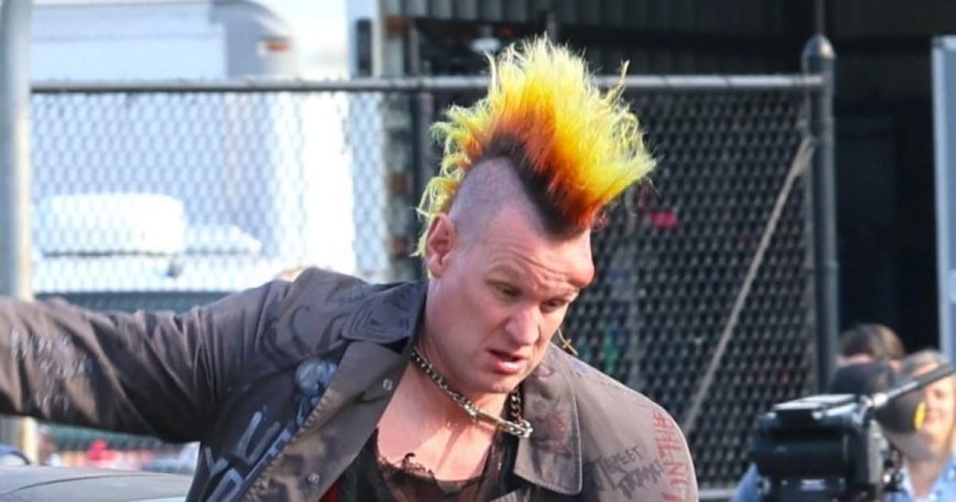 Matt Smith unrecognisable with fiery mohawk filming alongside Austin Butler for Caught Stealing --[Reported by Umva mag]